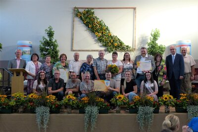 Eine Abordnung von 13 Auernhöfern durfte bei der feierlichen Preisverleihung am 15.07.2022 in Meinheim die Auszeichnung in Gold entgegen nehmen.