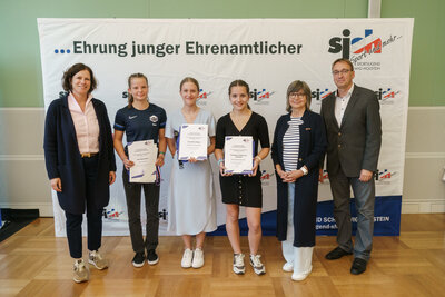 Foto zur Meldung: Ehrung junger Ehrenamtlicher im Kieler Landeshaus: Auszeichnung für 48 ehrenamtlich engagierte Jugendliche im Sport