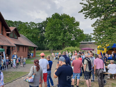 Die Kitakinder zeigten beim Dorffest in Falkenhagen am Gemeindezentrum ein kleines Programm. Foto: Franziska Liebing