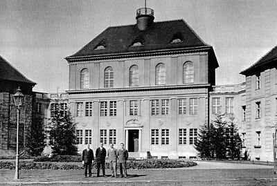 Absolventen vor der Aufbauschule 1929 (Museum Fürstenwalde)