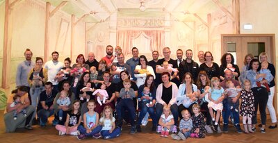 Kulturhaus Klettwitz voller Kinderlachen: 14. Babytreffen in der Gemeinde Schipkau