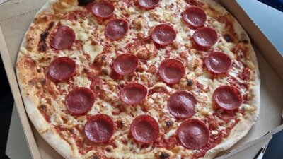 große Salamipizza (Bild vergrößern)