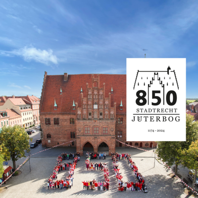Aufstellung zur 850-Jahrfeier Stadtrecht Jüterbog – Bürgerinnen und Bürger vor dem Rathaus  Festwoche vom 27.04. bis 05.05.2024 (Bild vergrößern)