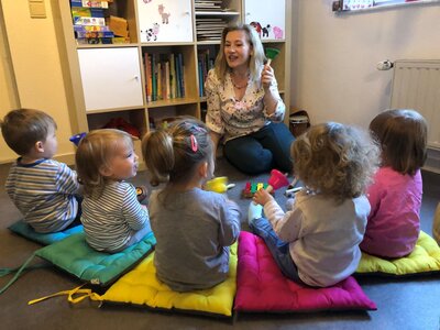 Tagesmutter Katharina Galanjuk-Weingardt bei der Arbeit. - Foto: privat (Bild vergrößern)