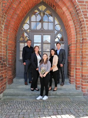 Rolandstadt Perleberg | Gruppenfoto mit dem stellv. Bürgermeister Hagen Boddin, der Absolventin Anna-Lena Lucht sowie dem Team der Schule für Gesundheitsberufe