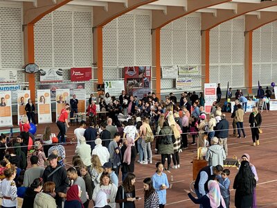 Kultur trifft Kultur: Fest der Kulturen lockte zahlreiche Besucher in die Niederlausitzhalle (Bild vergrößern)