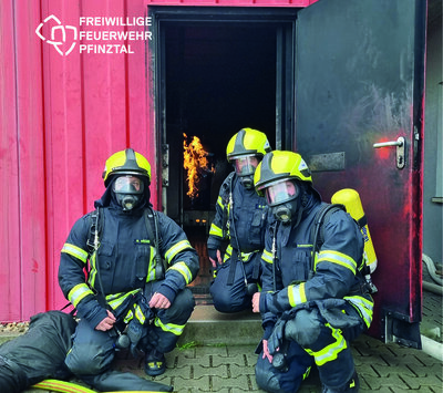Drei neue Atemschutzgeräteträger verstärken die Pfinztaler Feuerwehr (Bild vergrößern)