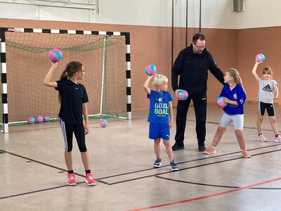 Der Loitzer Jugendleiter Enrico Blum bringt Kindern unserer Grundschule das Handball-ABC bei. (Foto: Röthemeier)