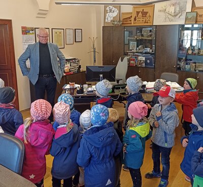 Kinder der Olga-Günther Mechel besuchen das Rathaus