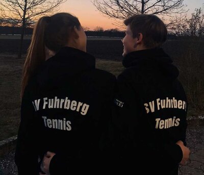 Foto zur Meldung: Trikots für Fuhrberger Tennis-Nachwuchs