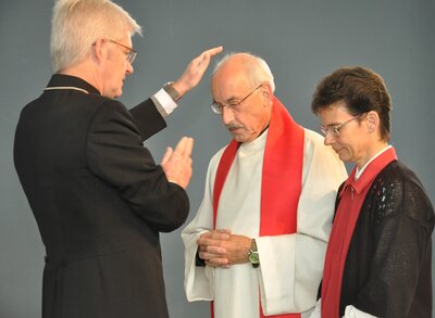 Dekan Friedrich Schuster (links) hat Pfarrer Markus Broska und seine Frau Karin nach 19 Jahren an der Wolfgangskirche in Puschendorf verabschiedet.