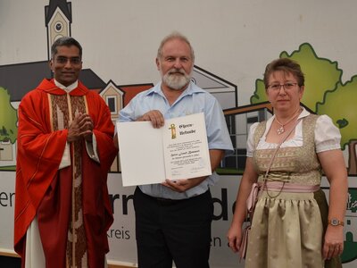 Josef Bemmerl (Mitte) erhielt von Pfarrer James Mathew und PGR-Sprecherin Monika Weimann-Chirilov eine Dankurkunde.