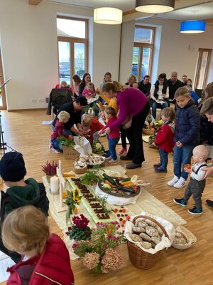 Foto zur Meldung: Kinder gestalten Erntedank-Altar