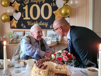 Werner Krohse feierte am 5. Oktober in Sadenbeck seinen 100. Geburtstag. Der Bürgermeister kam zum Gratulieren. Foto: Beate Vogel