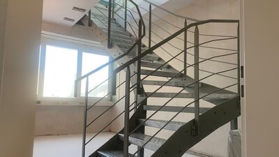 Unsere neue Treppe - Verbindung zu den neuen Büroräumen