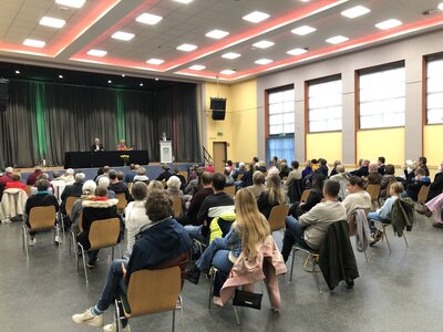 Das bunt gemischte Publikum hört der Lesung gespannt zu (Bild vergr&ouml;&szlig;ern)