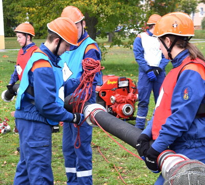 Schon professionelle Handgriffe: Die Jugendfeuerwehr in Aktion (Bild vergrößern)