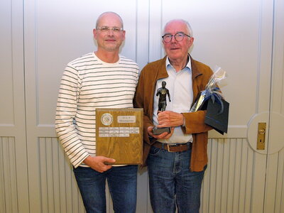 Thorsten Werner (links) verlieh dem ausscheidendem Vorstandsmitglied Werner Böttcher für dessen großes Engagement den Ehrenpreis des NLV-Kreises. (Foto: B. Janssen)