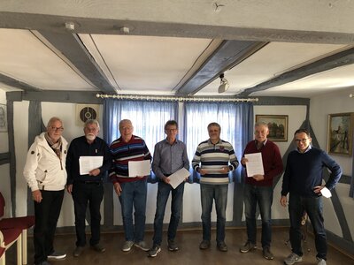 v. l.: Roland Fehling, Georg Schulz, Hartmut Lind, Theo Leimbach, Dr. Heiner Schäfer, Wolfgang Wahl und Bürgermeister Lars Obermann präsentieren einen kleinen Teil der eingegangenen Texte. (Bild vergr&ouml;&szlig;ern)