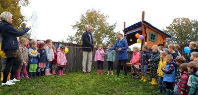 Bürgermeister Sven Siebert und Kita-Leiterin Cornelia Lankow beim Band durchschneiden der Kinder.  Foto: Gemeindeverwaltung