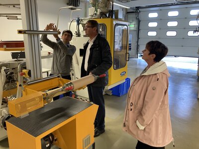 Landrat Siegurd Heinze informiert sich beim Fraunhofer IAP in Schwarzheide über die Forschung zu Biokunststoff. (Bild: LK OSL /Stephan Hornak) (Bild vergrößern)