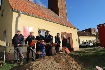 1. Spatenstich für Neubau des Reckahner Feuerwehrgerätehauses (Bild vergrößern)