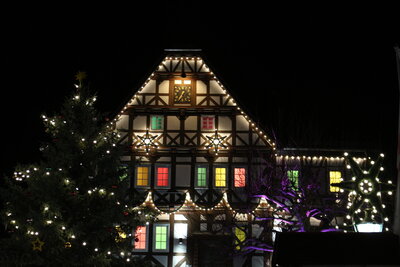 Lichterglanz und Farbenpracht - auch am Rathaus der Stadt Sontra (Bild vergrößern)