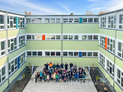 Über die neuen Innenhöfe freuen sich die Grundschüler und Hortkinder aus der Jahnschule und dem Hort Regenbogenhaus. Foto: Katja Zeiger