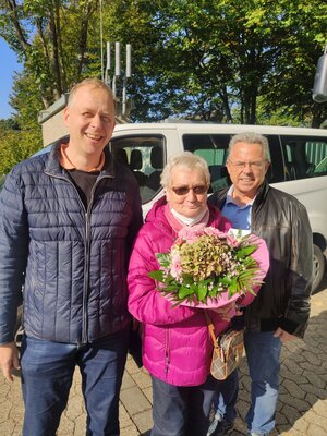 Foto zur Meldung: Frau Fuss (Busbegleiterin) geht nach 40 Jahren in Ruhestand