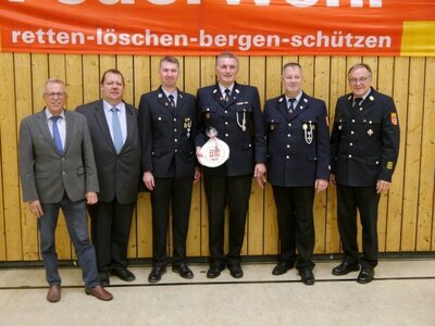 Foto zur Meldung: Ehrung von Feuerwehrkommandant Harald Schüssler
