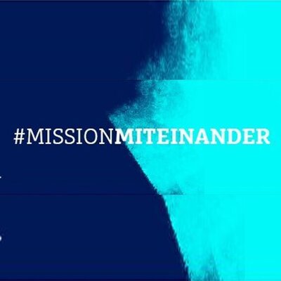 Das Foto zeigt den in weiß geschriebenen Schriftzug #MISSIONMITEINANDER auf rechts dunkelblauem und links hellblauen Hintergrund
