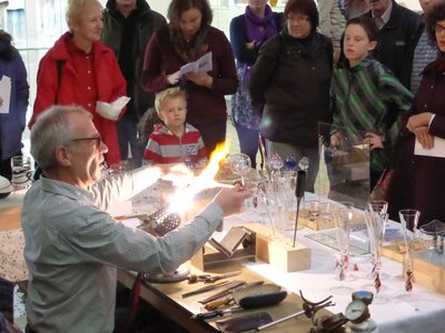 Viele interessierte Zuschauer beim Glasblasen (Foto: Ruhlig-Lühnen) (Bild vergr&ouml;&szlig;ern)