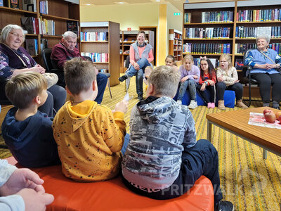 Gespannt lauschten die ganz jungen und ganz alten Zuhörer beim Vorlesen für Senioren in der Stadtbibliothek Pritzwalk den Geschichten rund um den Apfel. Foto: Beate Vogel