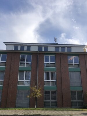 Foto zu Meldung: Eine Sirene auf dem Dach des Grünheider Rathauses - Verhaltensregeln beim Heulton