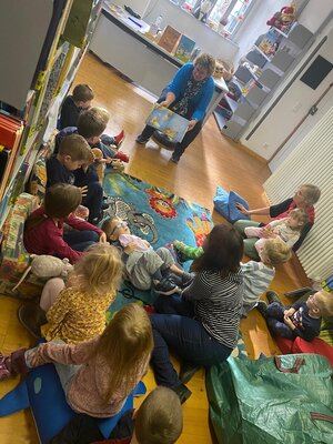 Kita Farbenspiel Großenlüder - Besuch in der Bücherei