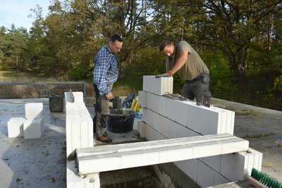 Andreas Hagenguth (I) und Marcel Sommer beim errichten des Einflughäuschen des künftigen Fledermausquartiers I Foto: Martin Ferch