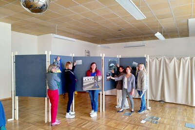 Die Initiatorinnen beim Aufbau der Ausstellung beim Landkreis Prignitz in Perleberg. Foto: Christian Soult/Stadtsalon Safari