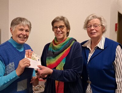 Foto zur Meldung: Literaturkreis der Seniorenbegegnungsstätte übergibt Spende an „Wir für Holzwickede“
