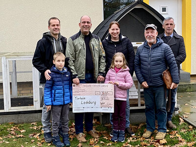 Flohmarktverkauf zugunsten des Tierheimes (Bild vergrößern)