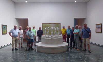 Die TSV-Männer-Gymnastik-Gruppe aus Rodenbach im „Folkwang Museum“ – rund um den Minnebrunnen – in Essen