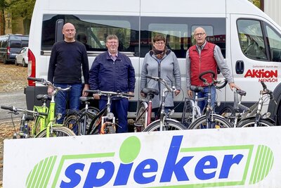 Lutz Spieker, Halldor Lugowski, Dietra Schwarz von der AWO und Bürgermeister Dr. Ronald Thiel (v.l.) mit frisch gewarteten Fahrrädern. Foto: Sandra Braun