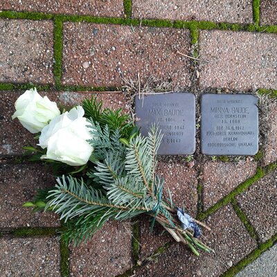 Blumen an Grünheider Stolpersteinen (Am Waldeck) (Bild vergrößern)