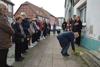 Wittenberger Stadtverordnete und Schülerinnen und Schüler der Oberschule legten Blumen an den Stolpersteinen der Familie Adler nieder I Foto: Martin Ferch