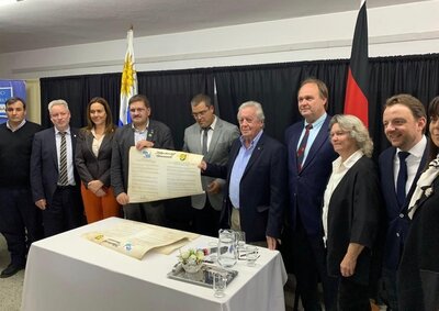 Mitte Oktober 2022 bei der Unterzeichnung der Partnerschaftsurkunde in Nueva Helvecia in Uruguay (Bild vergrößern)