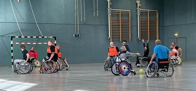 Inklusions-Training: 19 Teilnehmende beim Rollstuhl-Handball (Bild vergrößern)