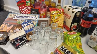Bild einiger Spiele, Snacks und Getränke