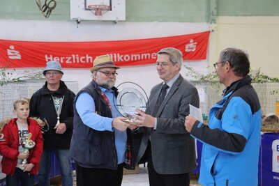 Torsten Winterfeld überreichte  Bürgermeister Dr. Oliver Hermann einen Sonderpokal I Foto: Franziska Lenz