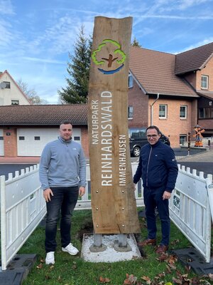 Sachbearbeiter Pascal Göhl und Bürgermeister Lars Obermann vor einer der neuen Naturpark-Stelen (Bild vergrößern)