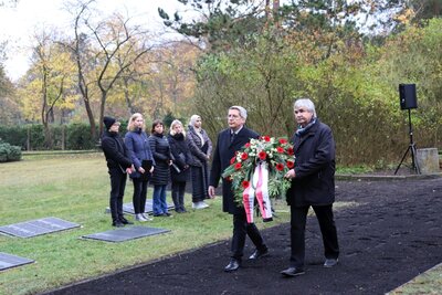 Dr. Oliver Hermann und Karsten Korup legten einen Kranz am Mahnmal für die Opfer von Kriegen und Gewalt nieder I Foto: Franziska Lenz