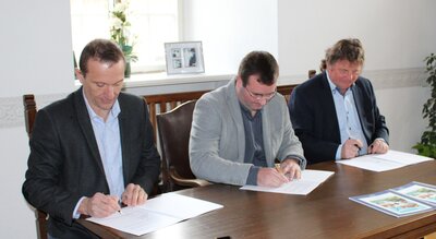 Unterzeichnung des Konzessionsvertrages durch die Geschäftsführer der MIDEWA und den Querfurter Bürgermeister